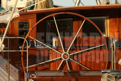 ref-19540-rc-2015-voile-voilier-bateau-barre-details-mer.jpg