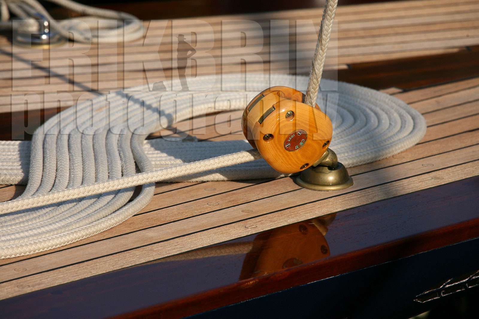 ref-21050-greement-poulie-pont-de-bateau-vieux-greement-mer.jpg