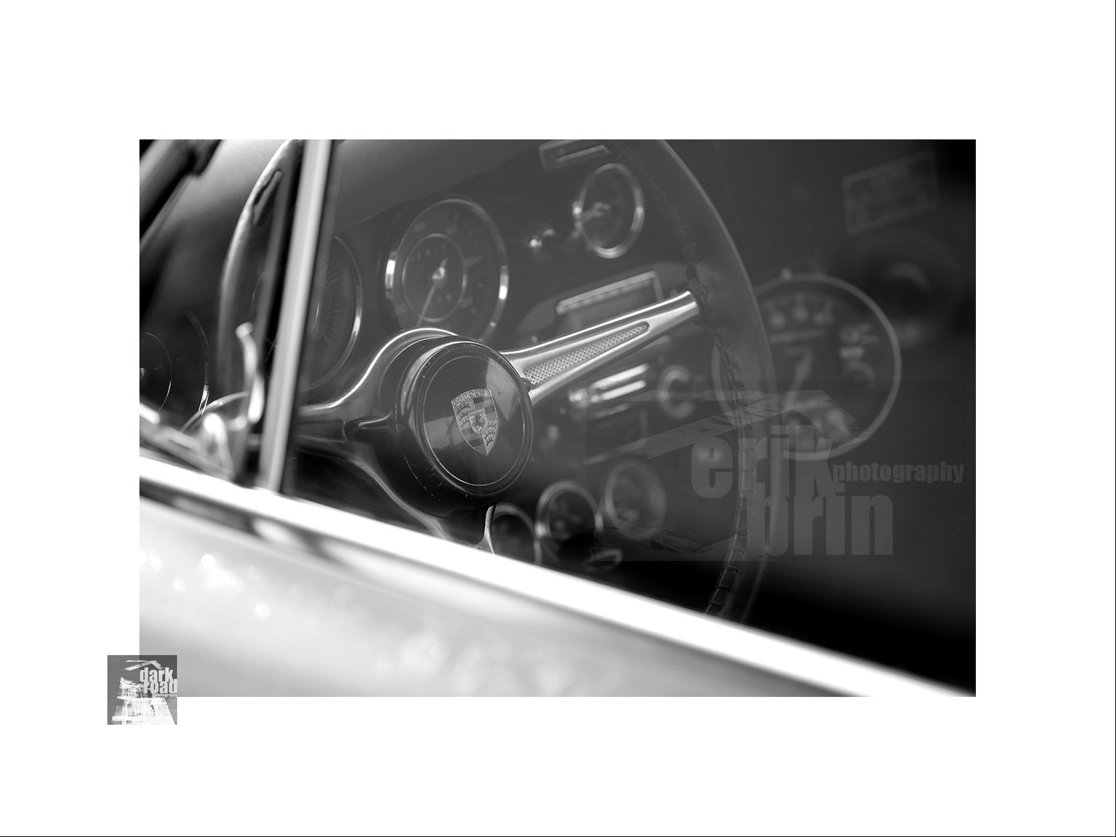 Voitures anciennes en noir et blanc