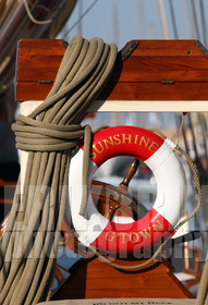 ref-20390-greement-poulie-pont-de-bateau-vieux-greement-mer.jpg