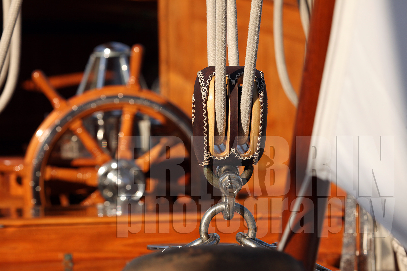 ref-20520-greement-poulie-pont-de-bateau-vieux-greement-mer.jpg