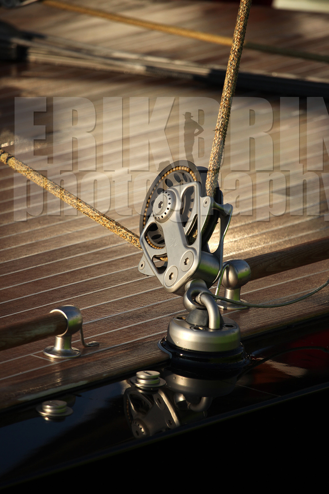 ref-20600-greement-poulie-pont-de-bateau-vieux-greement-mer.jpg