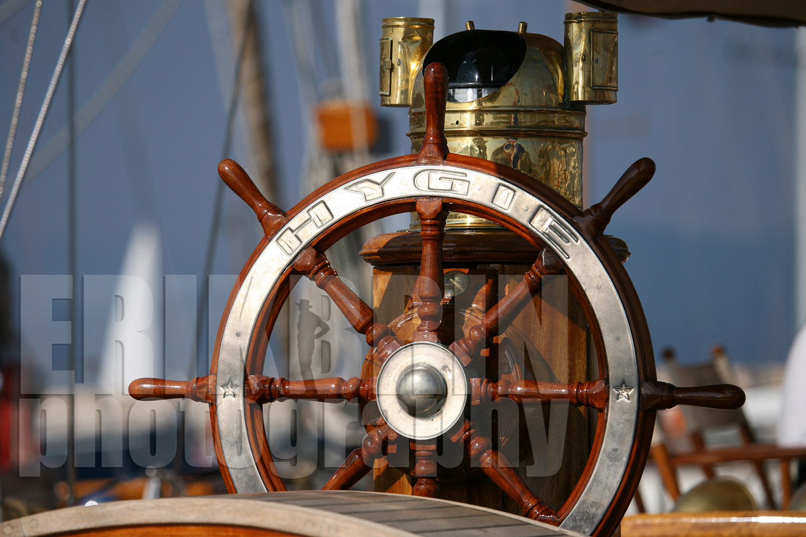 ref-20990-greement-barre-de-bateau-pont-de-bateau-vieux-greement-mer.jpg
